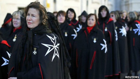 馬耳他騎士團的女爵士們在梵蒂岡聖彼得大教堂外等候進場參與紀念彌撒(9/2/2013)