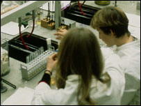 大学生在化学实验室内