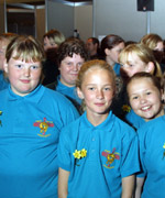 Rhai o aelodau Ysgol Gerdd Ceredigion ar ôl ennill ar y côr ieuenctid dan 25