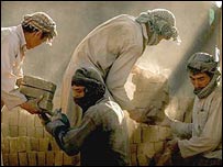 څو تنه چې د خښتو په بټۍ کې په درانده کارونو بوخت دي.