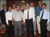 Ông Cao Văn Thế, người giữa, hàng thứ hai, cùng quan chức của công ty ATIP