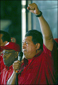 Chávez durante comício em que anunciou expulsão do embaixador dos EUA, em setembro