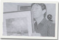 Gary Wyn gyda llun William Selwyn o Gastell Caernarfon