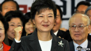 韓國總統當選人朴槿惠在首爾新國家黨競選總部解散儀式上與支持者喊口號(20/12/2012)