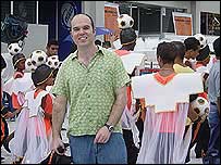 Matthew Exell ao lado de crianças no sambódromo