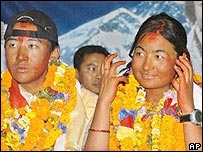  Pem Dorjee Sherpa e Moni Mule Pati 
