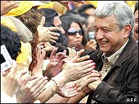 لوپز اوبرادور در کنار هواداران خود