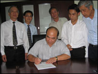 Tiến sĩ Đinh Đức Hữu (người ngồi ký) giám đốc công ty kỹ nghệ Việt Mỹ