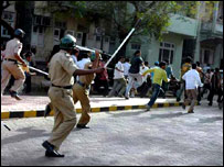 پولیس کی کاروائی کی تصویر