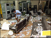 Bên trong 1 ngân hàng