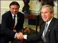 अमरीकी राष्ट्रपति बुश के साथ पाकिस्तान के राष्ट्रपति परवेज़ मुशर्रफ़