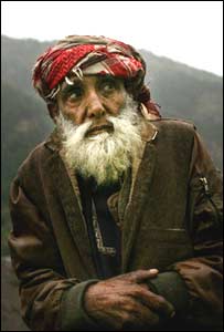 کشمیر میں سردی سے ٹھٹھرتا ہوا ایک بوڑھا شخص
