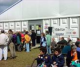 Rhes o len-garwyr yn aros mynediad i'r Babell Len.