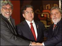 O presidente eleito do Paraguai, Fernando Lugo, o presidente do Paraguai, Nicanor Duarte, e o presidente Lula, durante encontro bilateral na 5ª Cúpula de Chefes de Estado e Governo da América Latina, Caribe e União Européia Foto: Fabio Rodrigues Pozzebom/ABr