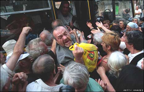 Đợi đồ cứu trợ ở Gori