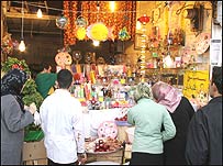 مردم برای خريد نوروزی از خانه ‌ها بيرون آمده‌ اند و هرچه که گويندگان اخبار ترافيک راديو پيام سعی می‌کنند شنوندگان خود را در خانه ‌ها نگه دارند، راه به جايی نمی‌برند