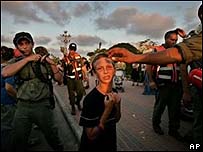 Soldado israelense conforta menino, um colono judeu