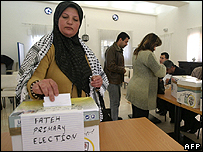 Oy kullanan Filistinli kadın