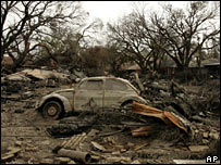 Carro destruído pelo furacão Katrina, em Nova Orleans
