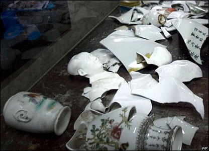 Đồ sứ và tượng vỡ.