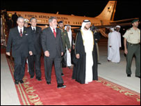 Lula é recebido em Abu Dhabi pelo xeque Sultan Bin Zayed Nahyan