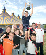 band Deiniolen yn dathlu ar ôl ennill