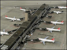 Aviões em aeroporto na Suíça