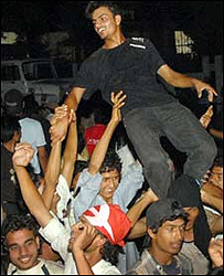 नेपाल में राजशाही समाप्त होने पर ख़ुशियाँ मनाते लोग