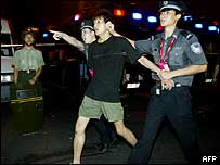 चीनी पुलिस की गिरफ़्त में उपद्रवी