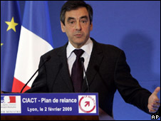 O primeiro-ministro da França, François Fillon, durante anúncio nesta segunda-feira (AP)