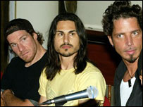 Integrantes da banda Audioslave dão entrevista em hotel de Cuba