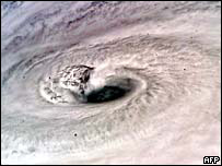 Furacão Dean fotografado do espaço pelo ônibus espacial Endeavour