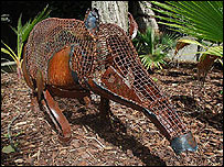 Tapir feito com pedaços de metal