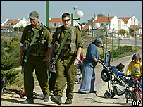 سربازان اسرائيلی و شهرک نشينان يهودی در غزه