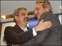 (Foto: Agência Brasil) Costa cumprimenta o seu sucessor no Ministério da Saúde, Saraiva Felipe