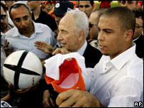 Ronaldo e o vice-premiê de Israel, Shimon Peres, em Herzliya