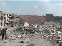 Área bombardeada em Qana, Líbano.