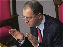 Арсеній Яценюк пропонує спершу виконати процедури, а потім проводити референдум. Фото УНІАН