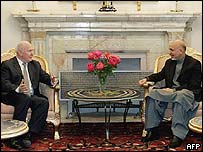 وزير دفاع بريتانيا و حامد کرزی 