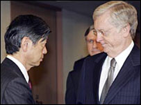 O embaixador americano Thomas Schieffer, à direita, com o  ministro das Relações Exteriores do Japão, Masahiko Komura. Foto: AP.