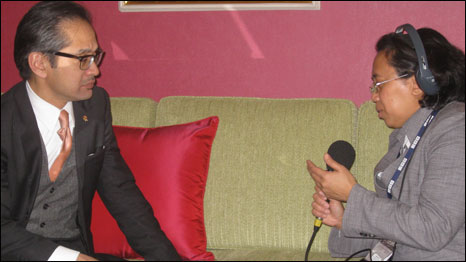 Menlu Marty Natalegawa bersama Rohmatin Bonasir