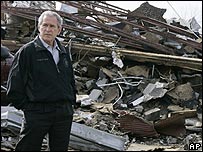Bush entre escombros deixados por tornado no Alamaba