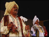 شریف راگی واریں یا رزمیہ گانے والے بڑے فنکاروں میں شمار کیے جاتے ہیں۔