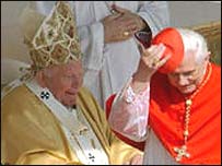 Ratzinger Kardinalken Papa 2'inci Jean Paul ile birlikte