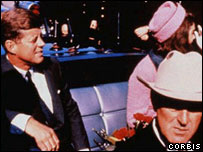 O presidente John Kennedy, ao lado de sua mulher, Jacqueline, pouco antes de ser morto