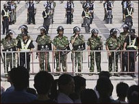 Policiais durante demonstração após fechamento de fábrica de brinquedos na província de Guangdong (17/11)