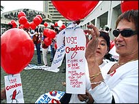 Funcionários do setor de saúde das Filipinas promovem o uso de preservativos