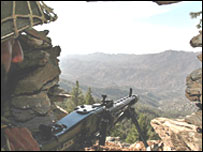 Soldados vigiam a fronteira entre o Paquistão e o Afeganistão