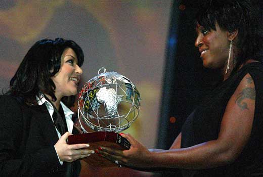 Samira Said receives award from Mica Paris