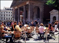 Londrinos e turistas em um café ao ar livre, em Covent Garden, na região central de Londres